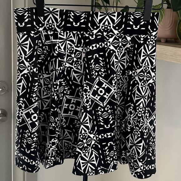 Charlotte Russe Skirt Women’s Medium Y2K Black White Geometric Flare Mini - Picture 2 of 6